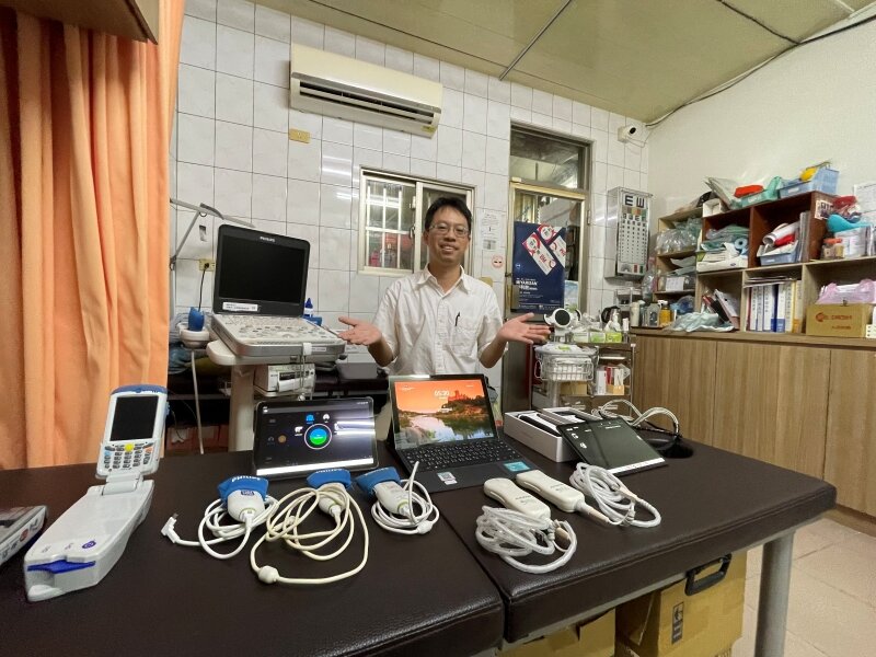 都蘭診所配備多款可攜式超音波和心電圖儀器，提供居家醫療診治使用。