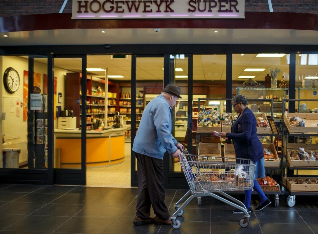 荷蘭霍格威村De Hogeweyk園區超市。（圖片來源／蔡晏潭）