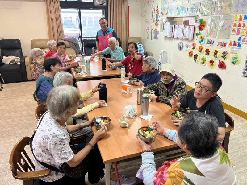 長輩們用餐，泰安提供全素食。(攝影/侯俐安)