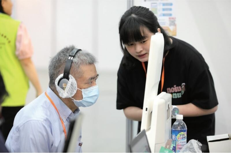 高齡化帶來照顧需求的急速攀升，也同步催生醫療照護、智慧輔具、健康管理、友善住宅與銀髮經濟等新興產業與龐大商機。(圖片來源/侒可傳媒)