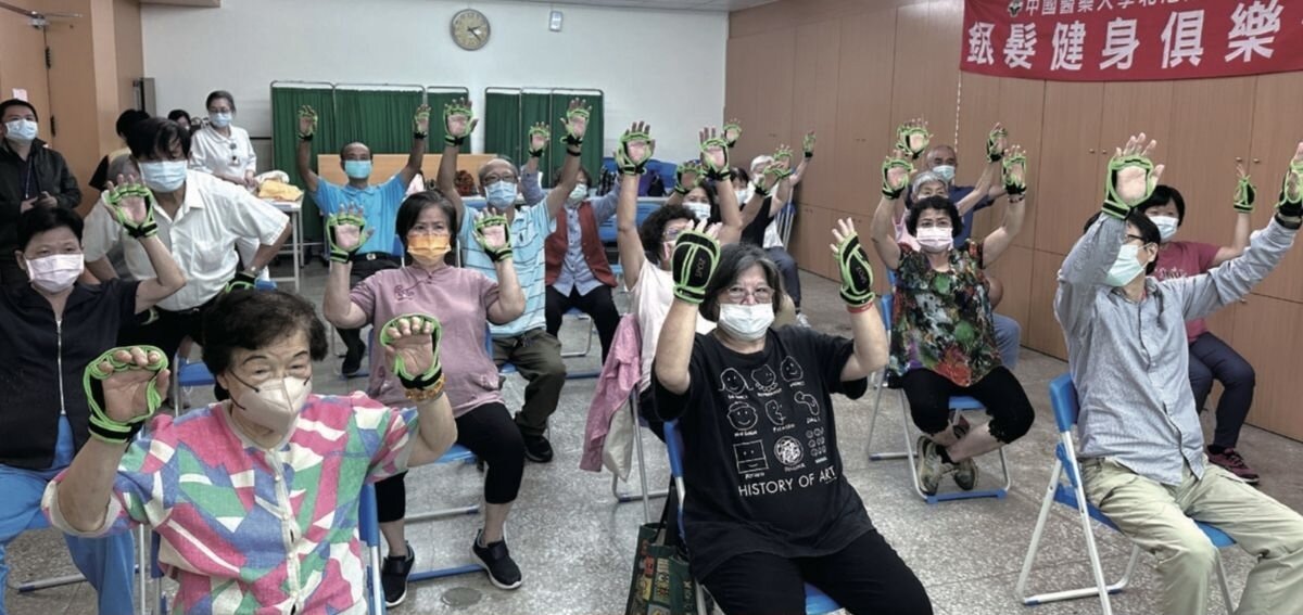 北港附醫利用智能健身設備，讓長輩透過AI分析獲得精準健康管理和運動指導。(圖片來源/北港附醫)