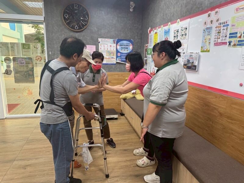 大愛也有專業服務單位，圖中為治療師到機構協助長輩復能。（圖片來源/大愛長照體系）