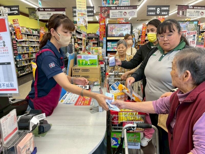 吾老莊長輩到超市採買普渡用品。（圖片來源/大愛長照體系）