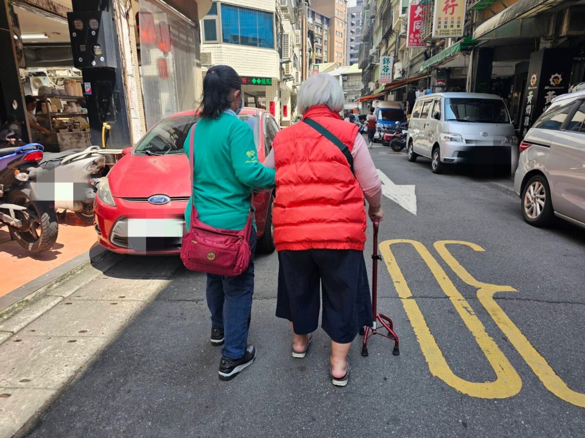 「協助沐浴」、「陪同就醫」、「陪同外出」是居家服務中，常被使用的服務。