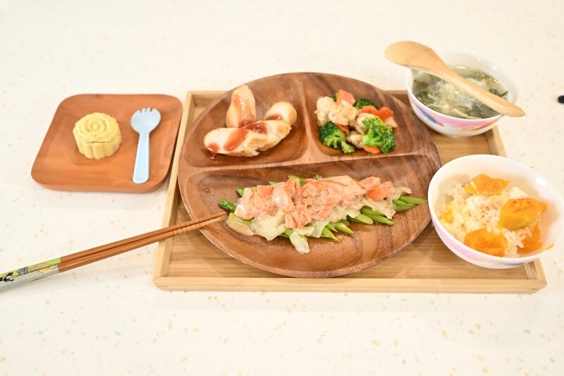 受聘於大心與迎養的廚師，是知名餐廳「點點心」的退休主廚，日照中心餐點依時令和節氣不斷變化，運用當季最新鮮的食材給予長輩們味覺上的享受。