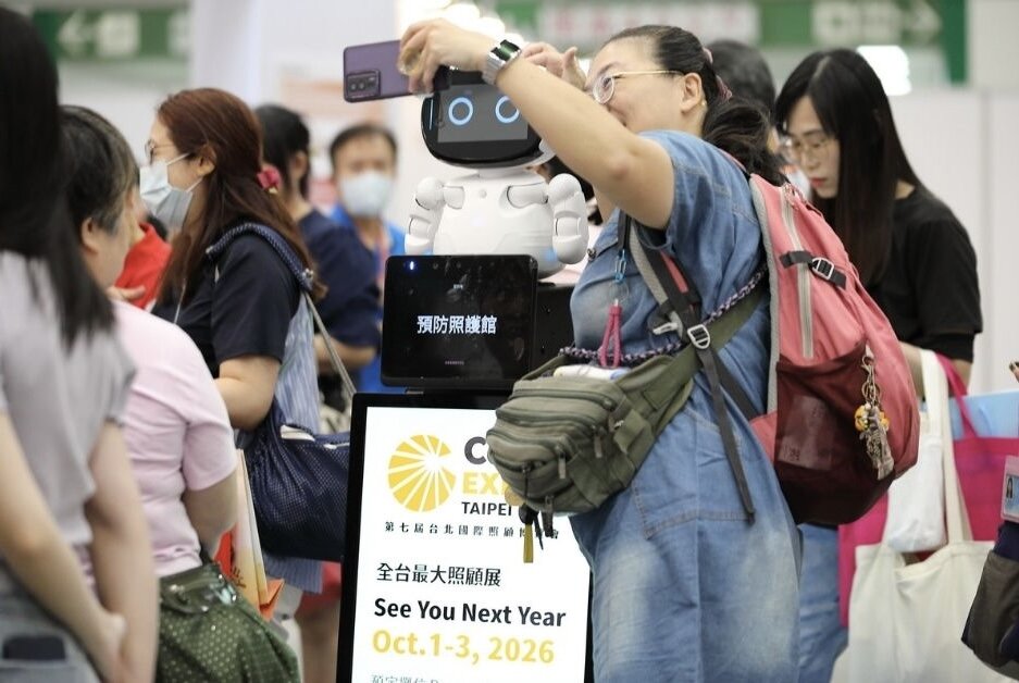 AI科技應用，也是今年展會亮點，長照機構對AI機器人的接受度超乎預期，如何強化落地應用是未來課題。(圖片來源/侒可傳媒)