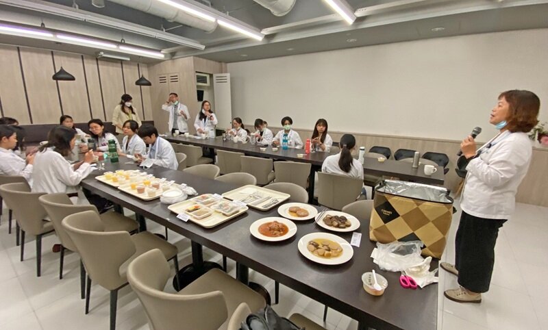 奇美醫院委託營養科營養師，進行「銀髮軟質餐」試吃。(圖片來源/奇美食品)