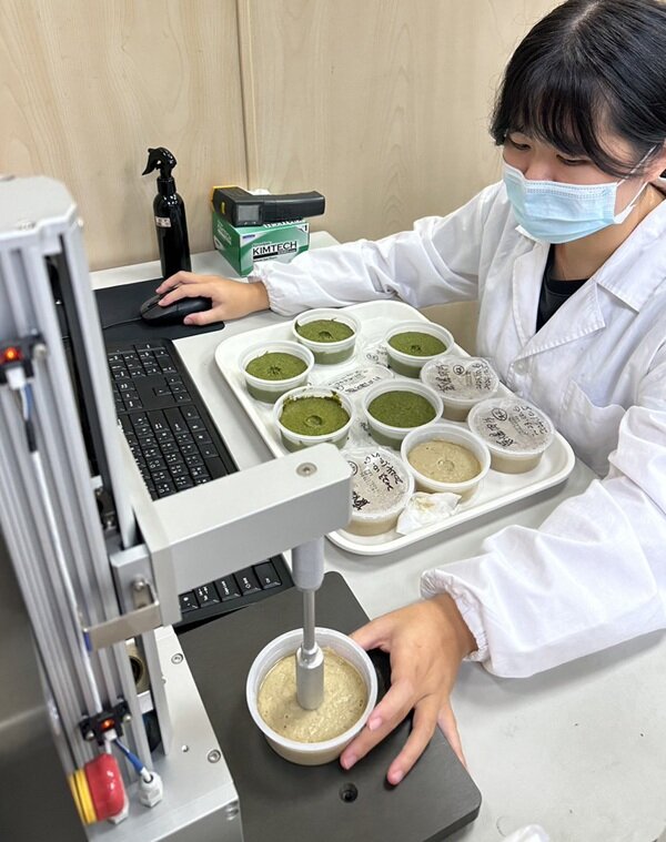 奇美食品研發銀髮軟質餐的過程中，進行「質地檢測」。(圖片來源/奇美食品)