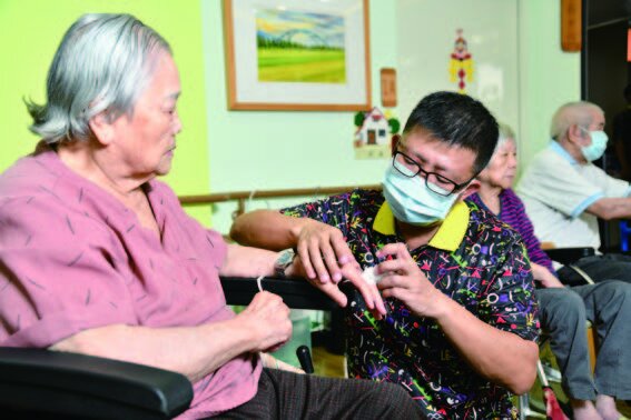 有別於傳統機構，在嗣大人舉凡從長者的伙食、沐浴到活動安排皆自成一套創新、獨特的照顧方式。（攝影／劉國泰）