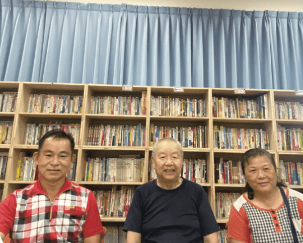 失智據點1樓是社區圖書館，左起為志工林棋、汪錫蕊與林錫川，志工自動排班顧長輩。（圖片來源／王雪玲）