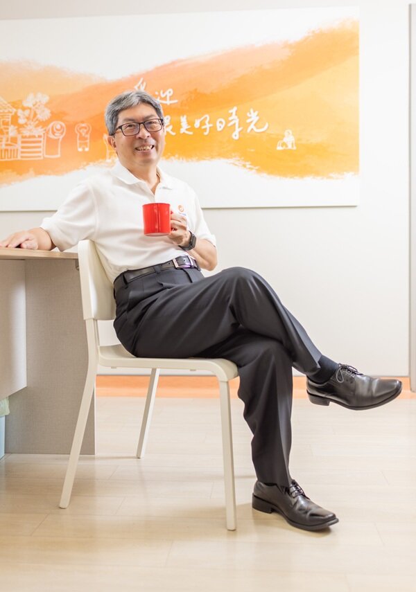 中化銀髮事業李宗勇倚坐在櫃臺旁，侃侃而談一路開創事業的心路歷程。(攝影/王永村)