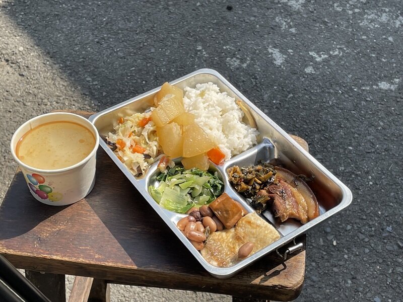 銀色大門與餐飲店合作提供長輩餐食。(圖片來源/銀色大門)