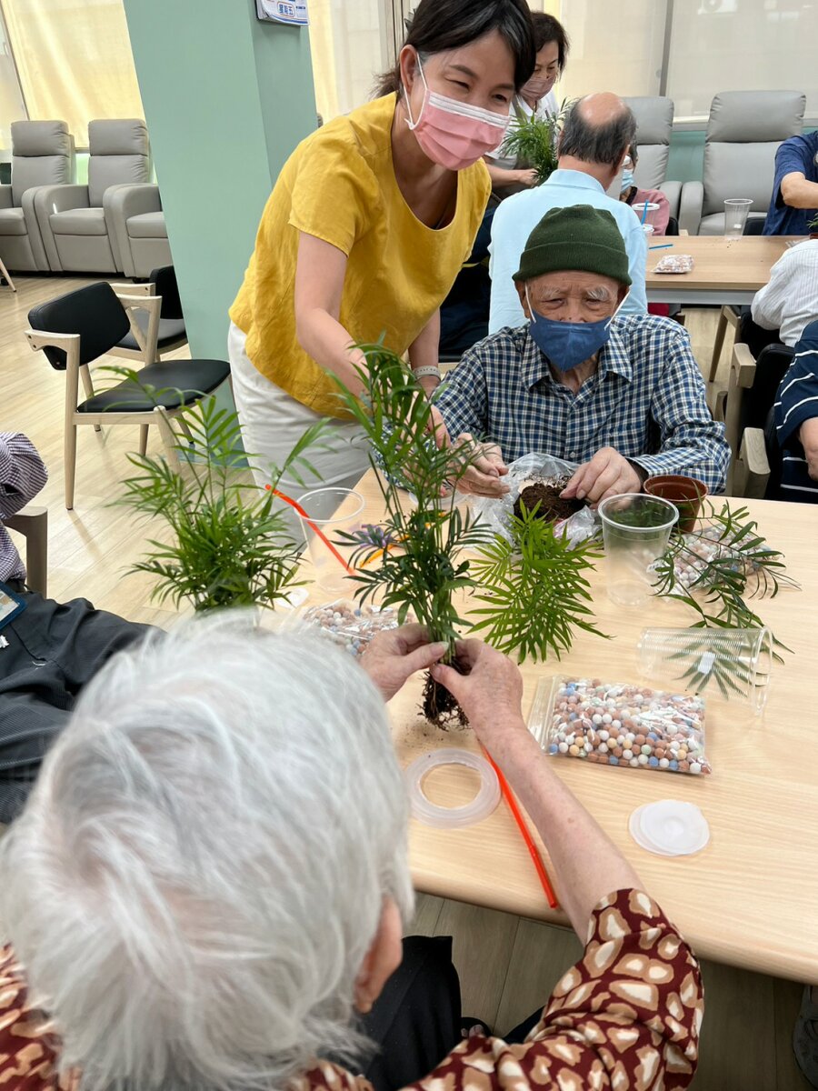長者們輕鬆自在地在暖時光日間生活館參與活動。(圖片來源/中化銀髮)