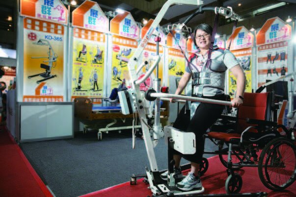 早期從事於老人安養護中心、護理之家、教養院等設備服務的展群福祉事業有限公司，設計製造不同款式移位機協助照顧者及被照顧者在移位上的需求。(攝影/汪忠信)