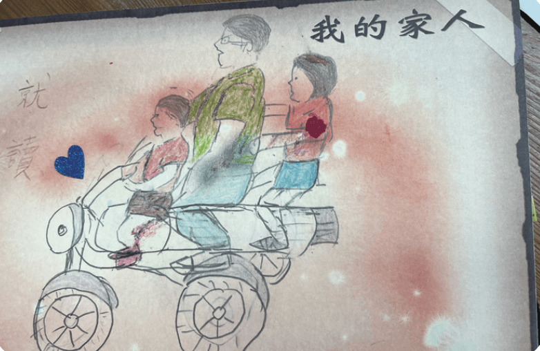 夥伴在生命故事書中，畫下對家人的印象。（圖片來源／戴淨妍）