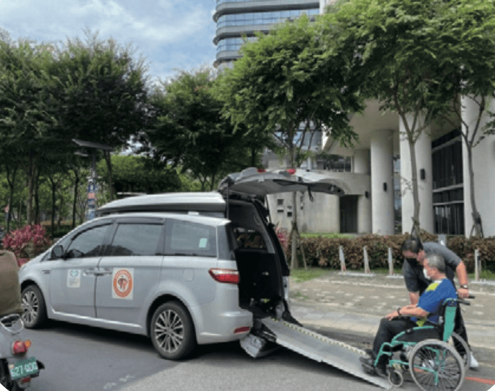 提供機構住民交通接送服務。（圖片來源／蕭中正醫療體系）