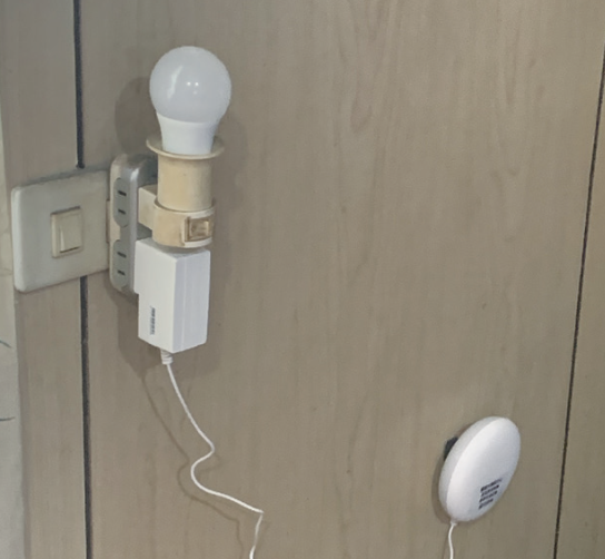 智慧感測器架設於床邊，即時偵測長者生活動態。(圖片來源/元創電子)