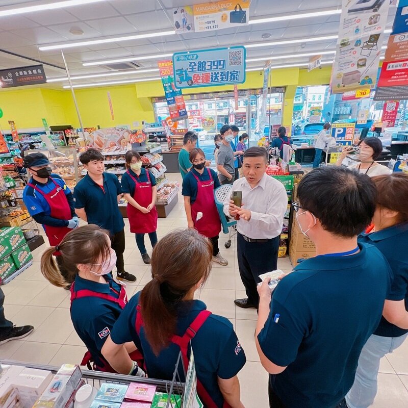 協會和全聯福國北店的夥伴合作，瞭解失智症患者並帶領賣場實地演練。(圖片來源/社團法人桃園市失能老人關懷協會)