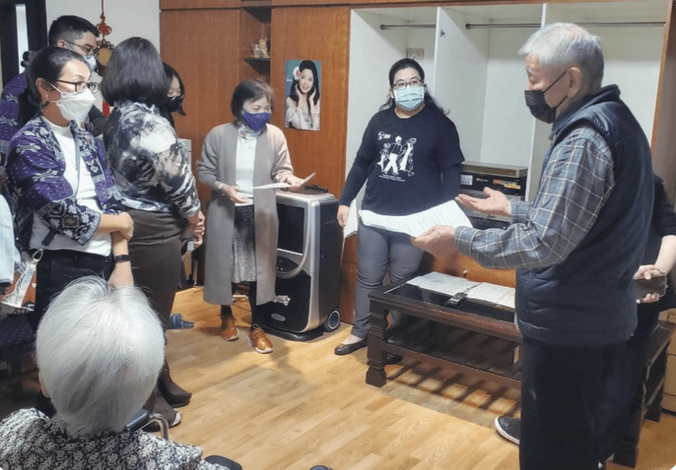 鄭伯伯以英文進行瑞智互助家庭環境導覽，令外賓印象深刻。（圖片來源。台灣失智症協會）