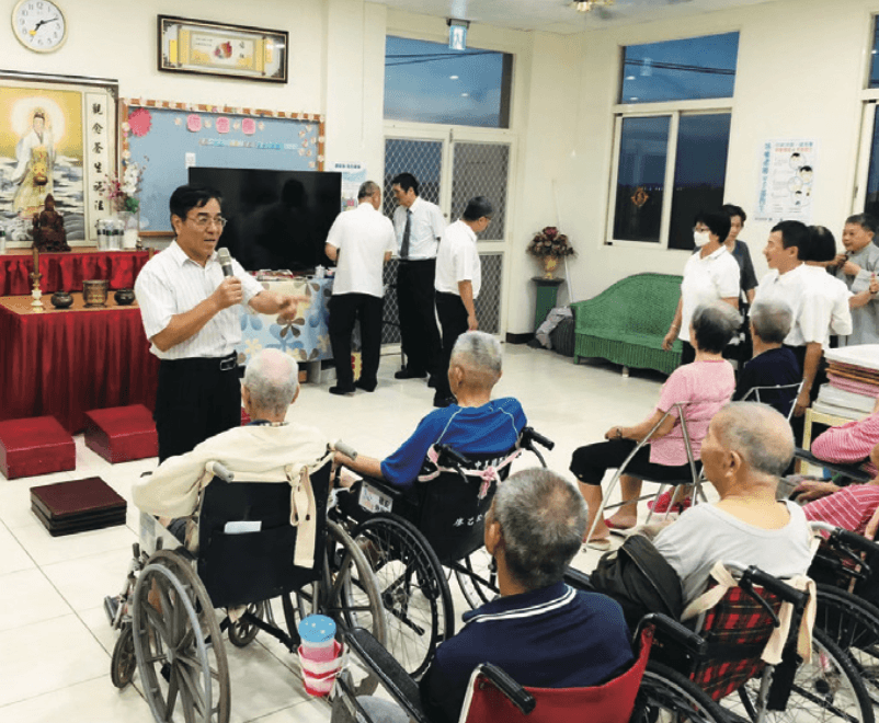 軍公職生涯合計有33年後，黃振雄走上長照中心經營之路，從門外漢到專業，從經營者到長照協會領導人，發揮了骨子裡的「理工男」與軍人性格。(圖片來源/德安長照事業集團)