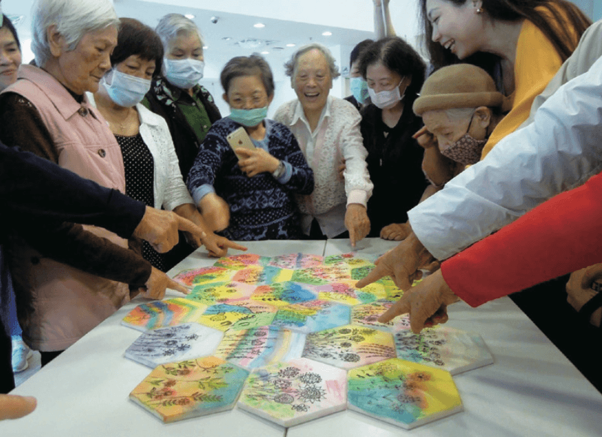 新活藝術團隊帶領年長者運用線條及 渲染表達內心的感謝，並與同社區長 者共同創作。