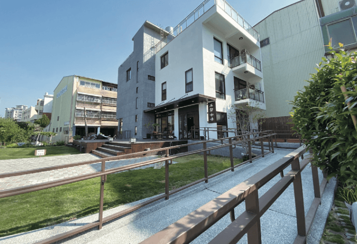 把通透的日照空間設計與社區共享，導入空間設計觀點及都市美學意象，讓服務從機構內延伸觸及至社區鄰里角落。(圖片來源/秀家人社區式長照機構)