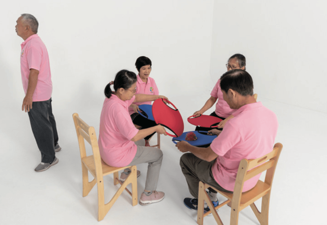 彈跳球色彩繽紛成功吸睛，日照中心工作人員可運用設計循序漸進多變化的拋接遊戲。(圖片來源/好童年玩具企業有限公司)