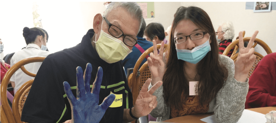 大學生陪伴年長者一起整理人生故事並進行創作，以手印家庭樹描繪原生家庭。(圖片來源/新活藝術)