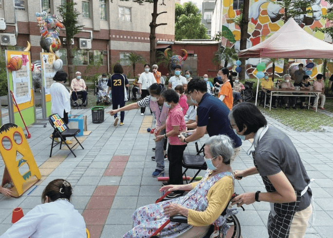 運動會小遊戲讓長輩活動筋骨。(圖片來源/台中市政府)