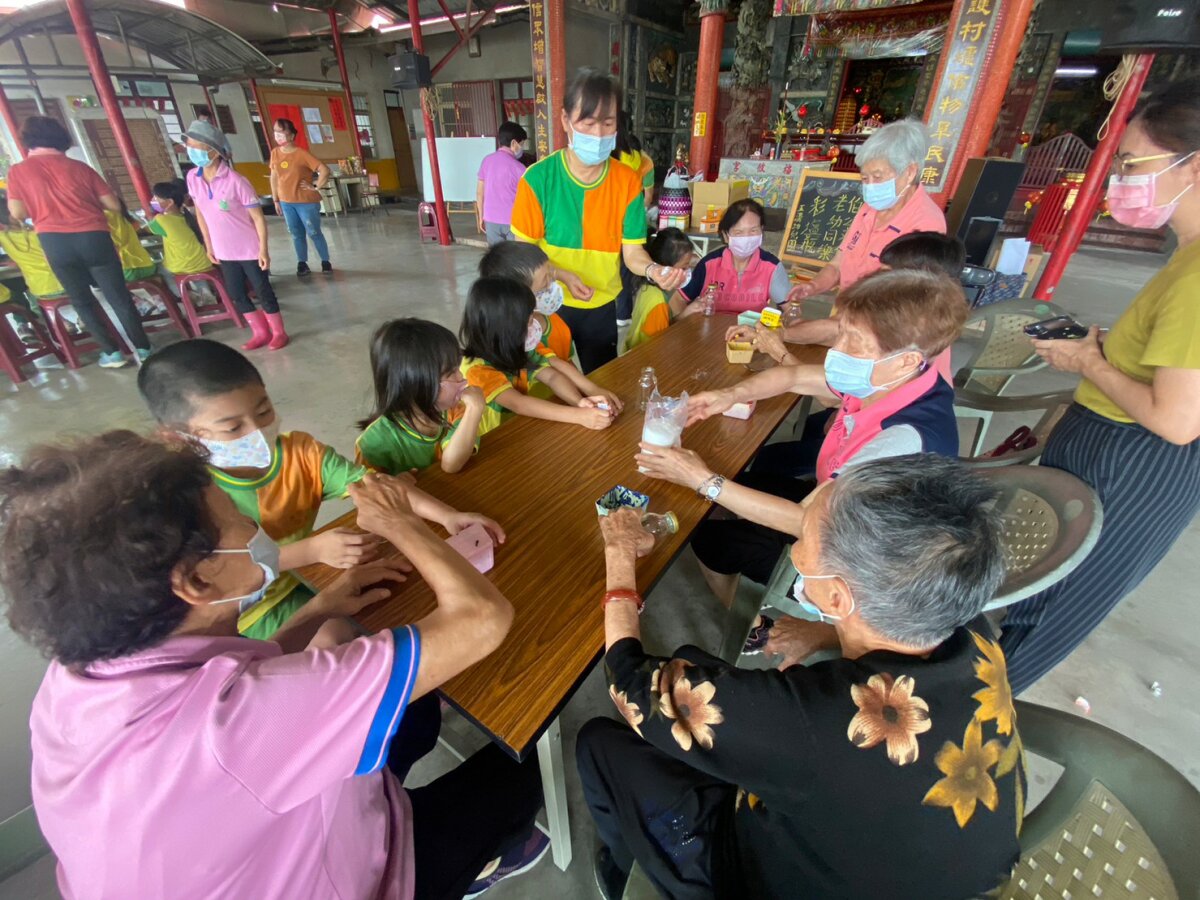 台灣各地的伯公照護站和文化健康站，也展現多元文化照顧的經驗。圖為屏東縣伯公站的活動場景。(圖片來源/客委會)