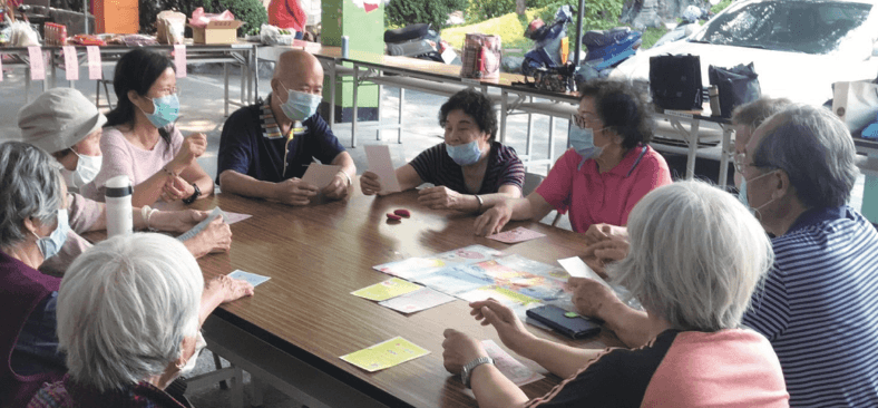 長輩透過桌遊反思身後事的規劃。(攝影/歐芯萌)