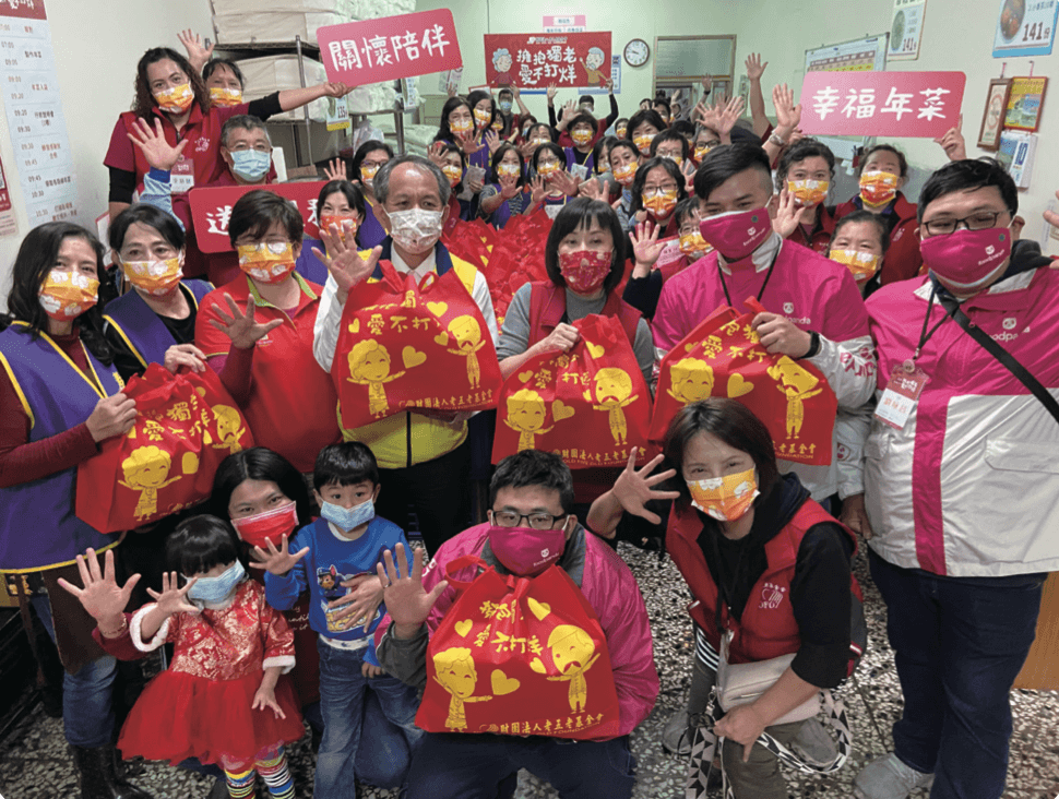 長照 2.0上路後，老五老基金會選擇居服員採用月薪制，且搭配績效獎金，並重新思考人才升遷調整與敘薪制度。（圖片提供／老五老基金會)