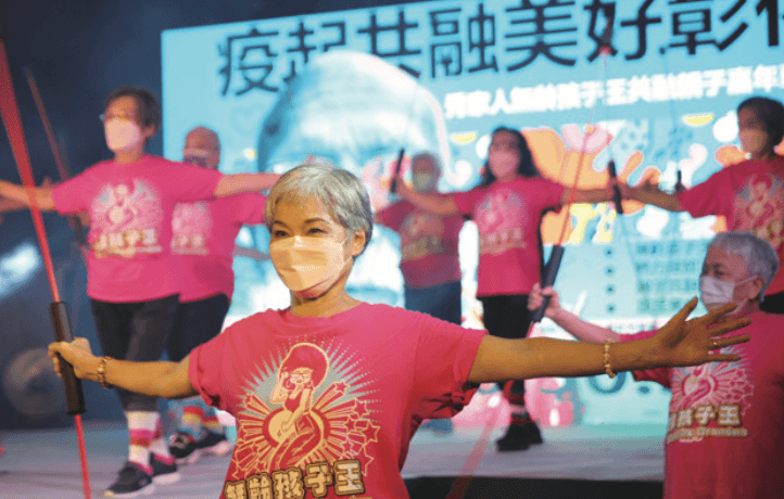 用"表演"促進世代共融，年輕人與高齡者共舞，當天吸引800多人參與。(圖片來源/社團法人彰化縣白玉功德會)