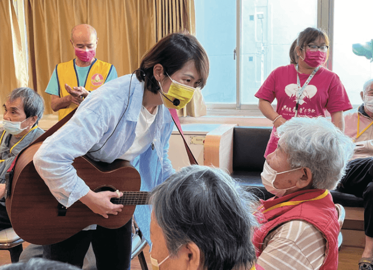 透過音樂輔療幫助長輩情緒穩定，活化長期記憶，愈來愈進步。 （圖片來源／賴香芸）