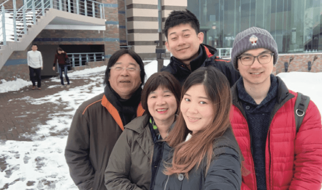 照2.紀淑靜全家一同出遊合影。