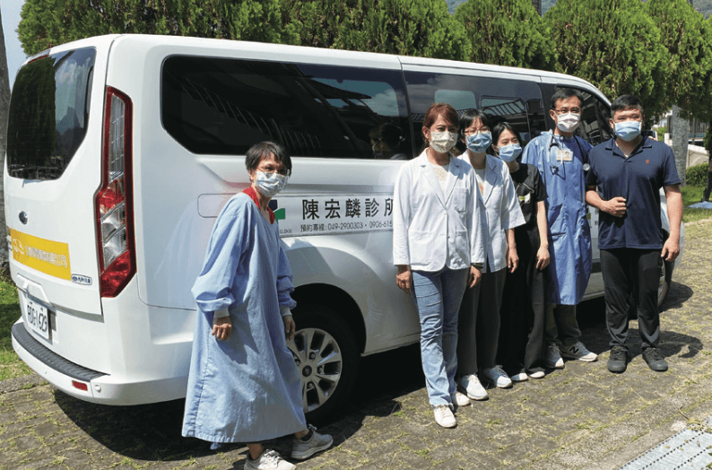 診所醫療團隊出車服務社區長輩。（圖片來源／陳宏麟）