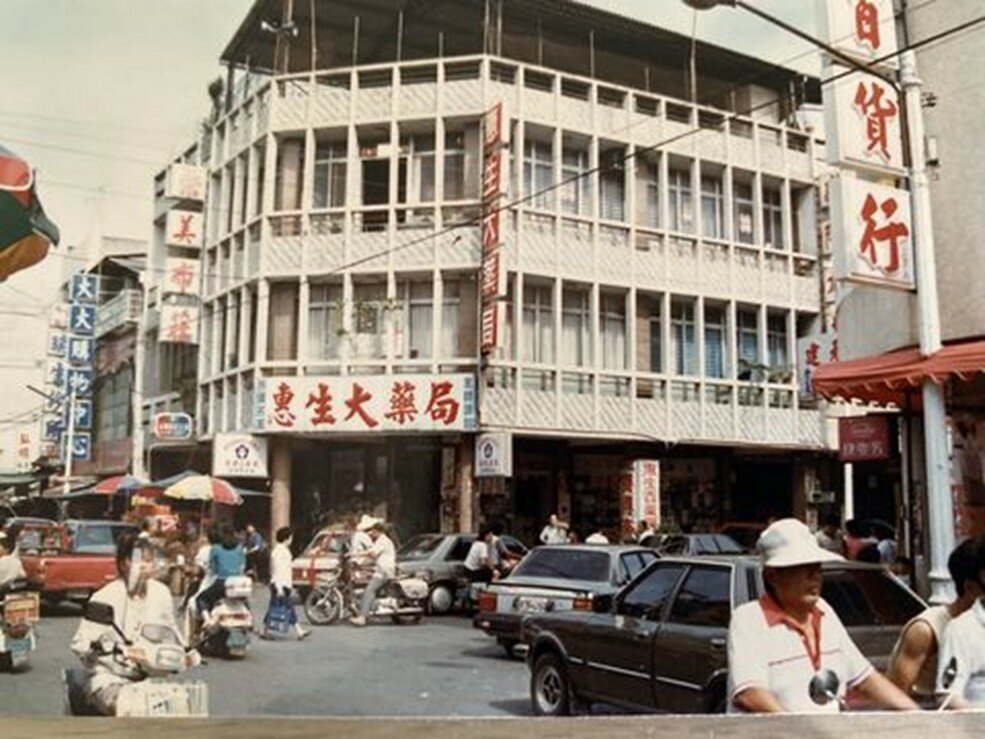 第一家位於斗南的創始店，當年廖昱喬的阿嬤為了招攬生意，常 常需要坐在店口，招呼街坊鄰居聊天。(圖片來源/廖昱喬)