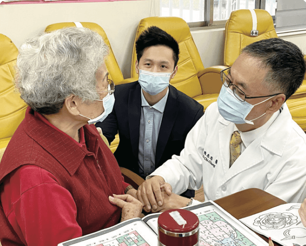 為讓照護不斷裂，金色年代長照社團法人結合桃園天成醫療體系，安排醫師定期至機構內巡診，打造醫養整合快樂長照機構。（攝影／劉國泰）