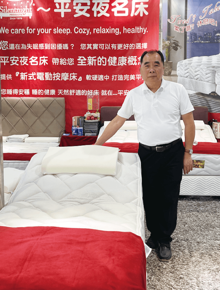 平安夜名床董事長江銘鑫坐鎮公司服務顧客。(圖片來源/平安夜名床)