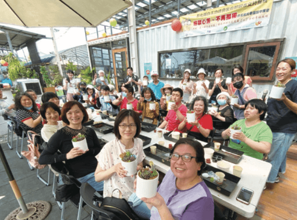 「左鄰咖啡館」店外百坪草地上舉辦熱鬧慶生活動，邀請員林國小音樂班演奏，老中青幼四代上百人齊聚一堂，氣氛融洽。（圖片來源／左鄰秀家人照顧咖啡館）