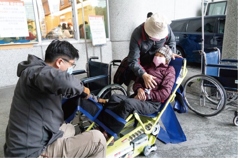 部分長照交通業者也提供爬梯機服務，協助老舊公寓的長輩上、下樓。（圖片來源/台灣微光行動協會）