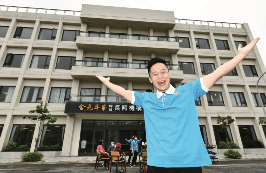 掌管金色年代長照集團，33歲年輕帥氣的徐向謙與團隊擘劃長照事業新未來，不時看到他的身影穿梭在機構內與長輩互動同樂。（攝影／劉國泰）