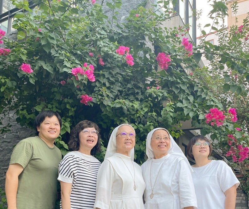 由左至右：營運長吳佩蓉、長青組主任王婉如、天主教聖母聖心修女會會長吳富柔修女、天主教曉明社會福利基金會執行長黃淑貞修女、社工督導王昱婷。(圖片來源/天主教曉明社會福利基金會)