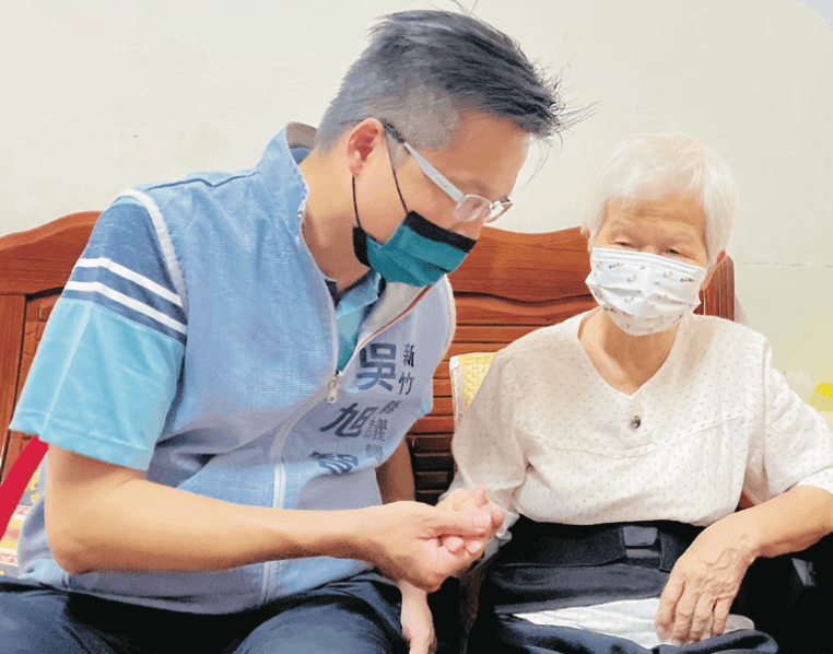 新竹縣吳旭智議員探視安裝「長者照護智慧觀測服務」的85 歲獨居長輩，長輩肯定安裝後讓女兒了解她的每天狀況，也比較安心。（圖片來源／新竹縣社會處、元創電子）