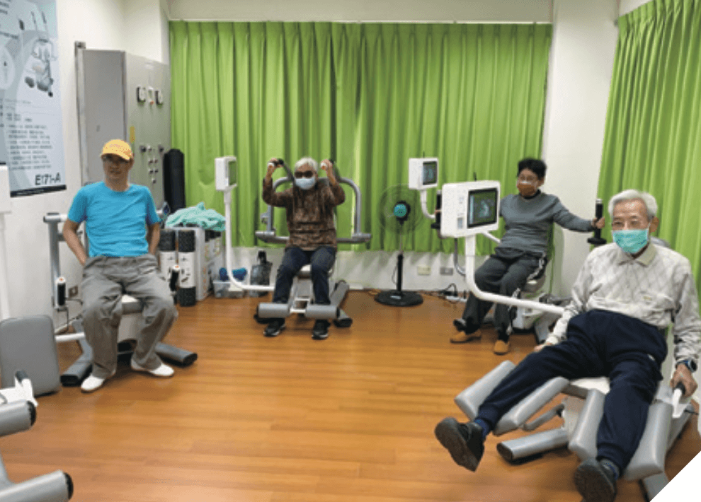針對健康與亞健康，長照2.0推出鄰近社區的C據點或銀髮健身俱樂部，提供高齡者健身及生理量測的好去處，同時又能達到社交人際互動。（圖片來源／長生銀髮俱樂部）