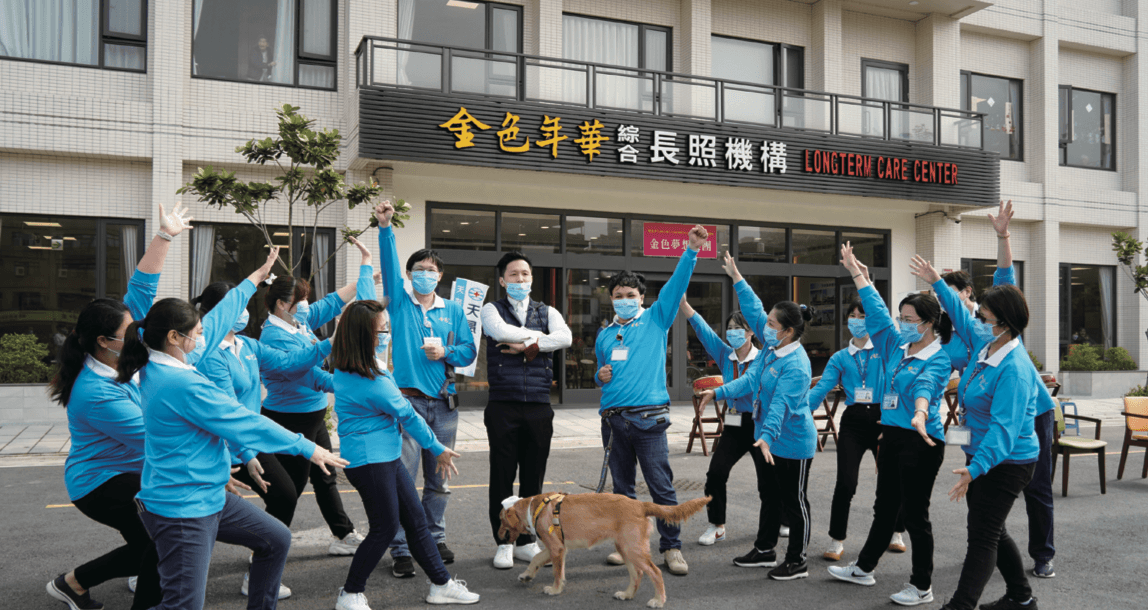 徐向謙回台跨入長照事業，憑藉勇氣與熱情與團隊攜手，從無到有，金色年代成為首家取得桃園市長照社團法人的單位。（攝影／劉國泰）