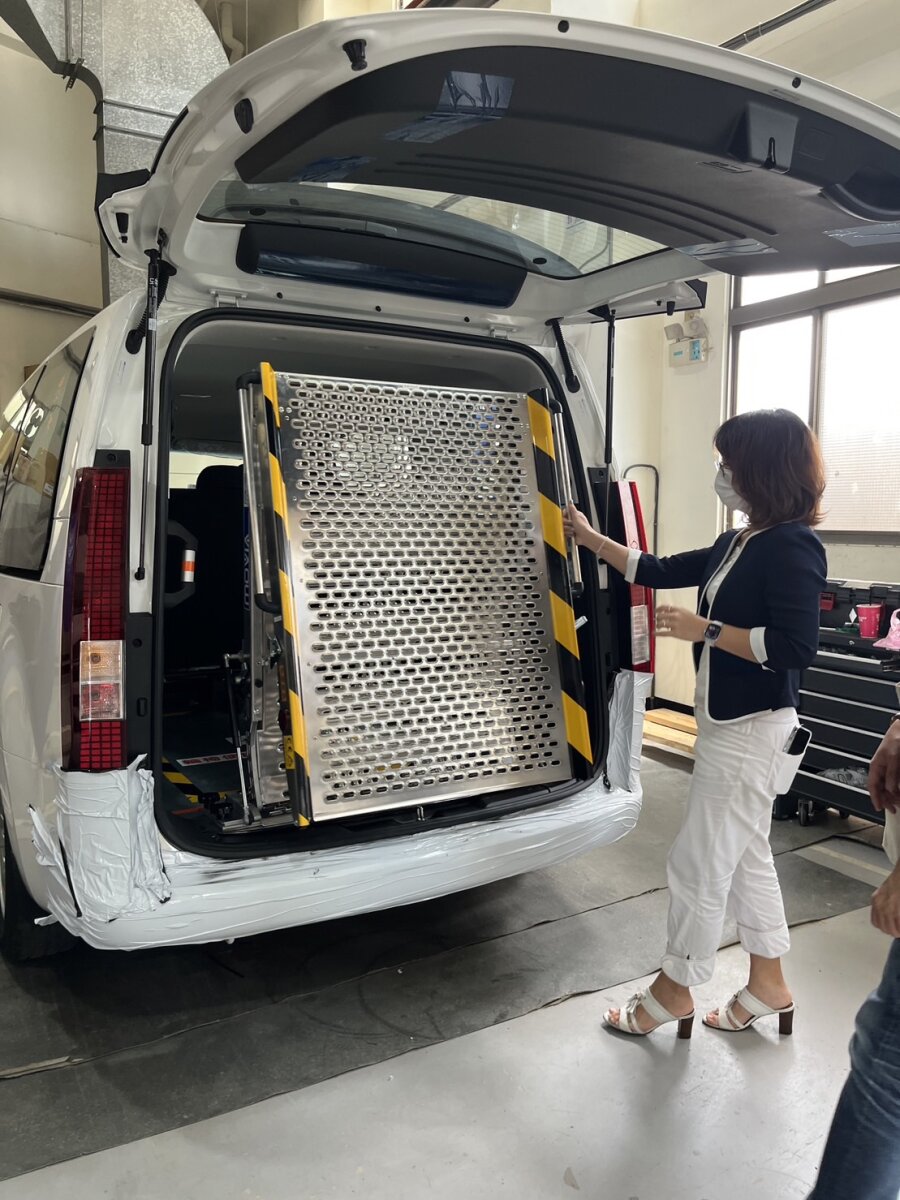 配備斜坡板的福祉車，讓使用者更能輕鬆移動，自在出遊。(圖片來源/台灣福祉)