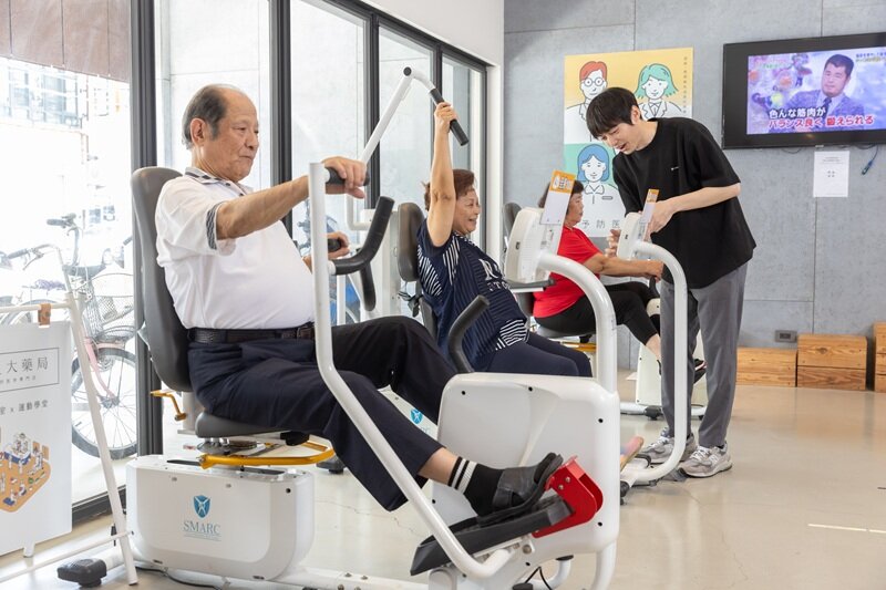 藥局內設置AI運動器材，可自動記錄長輩運動時的數據，也與醫院、科技廠商合作，提供健康照顧的多元服務。(攝影/王永村)