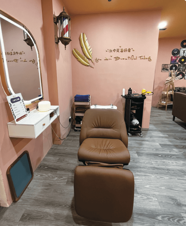 懷舊風洗頭店，結合社區退休美髮師，是阿嬤打理造型的心頭好。（圖片來源／大齡生活館）