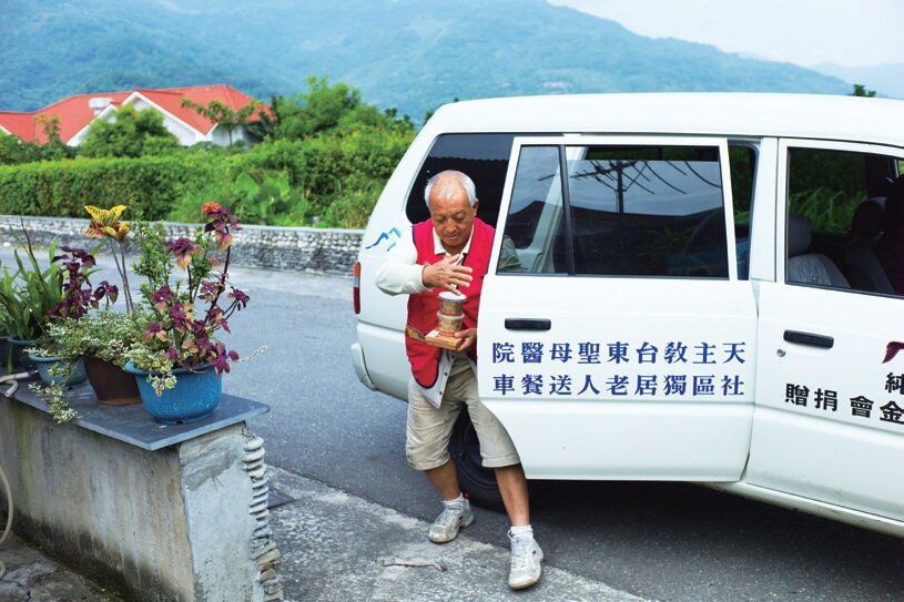 台東聖母醫院的送餐員每日沿著176公里的海岸線送出1,300個午晚餐便當給獨居老人和身心障礙者享用。(圖片來源/台東聖母醫院)